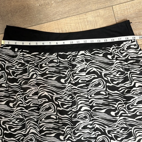 Michael Kors Black and White Knee Length Skirt Size 14 - Picture 6 of 9